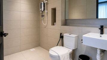 Standard Twin Room, City View | Bilik Mandi | Pancuran mandi, tuala disediakan, sabun, syampu