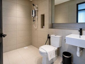 Standard Twin Room, City View | Bathroom | Shower, towels, soap, shampoo - Roxy Hotel Selangau (Sibu)
