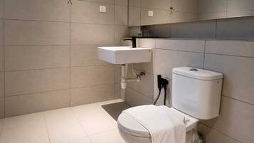 Standard Double Room, City View | Bilik Mandi | Pancuran mandi, tuala disediakan, sabun, syampu