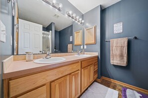 Shower, towels, soap, toilet paper - 4 Themed Rooms, Private Garage & Space for the All — Lincoln’s Most Fun Stay (Lincoln)