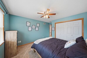 3 bedrooms, free WiFi, bed sheets - McLaughlin Pines — Unforgettable Themed Rooms Near Everything Lincoln (Lincoln)
