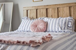 3 bedrooms, free WiFi, bed sheets - 4 Themed Rooms, Private Garage & Space for the All — Lincoln’s Most Fun Stay (Lincoln)