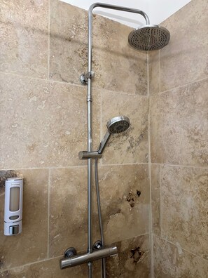 Shower, hair dryer, towels, soap - L'Arche Nîmoise - Historic center (Nîmes)