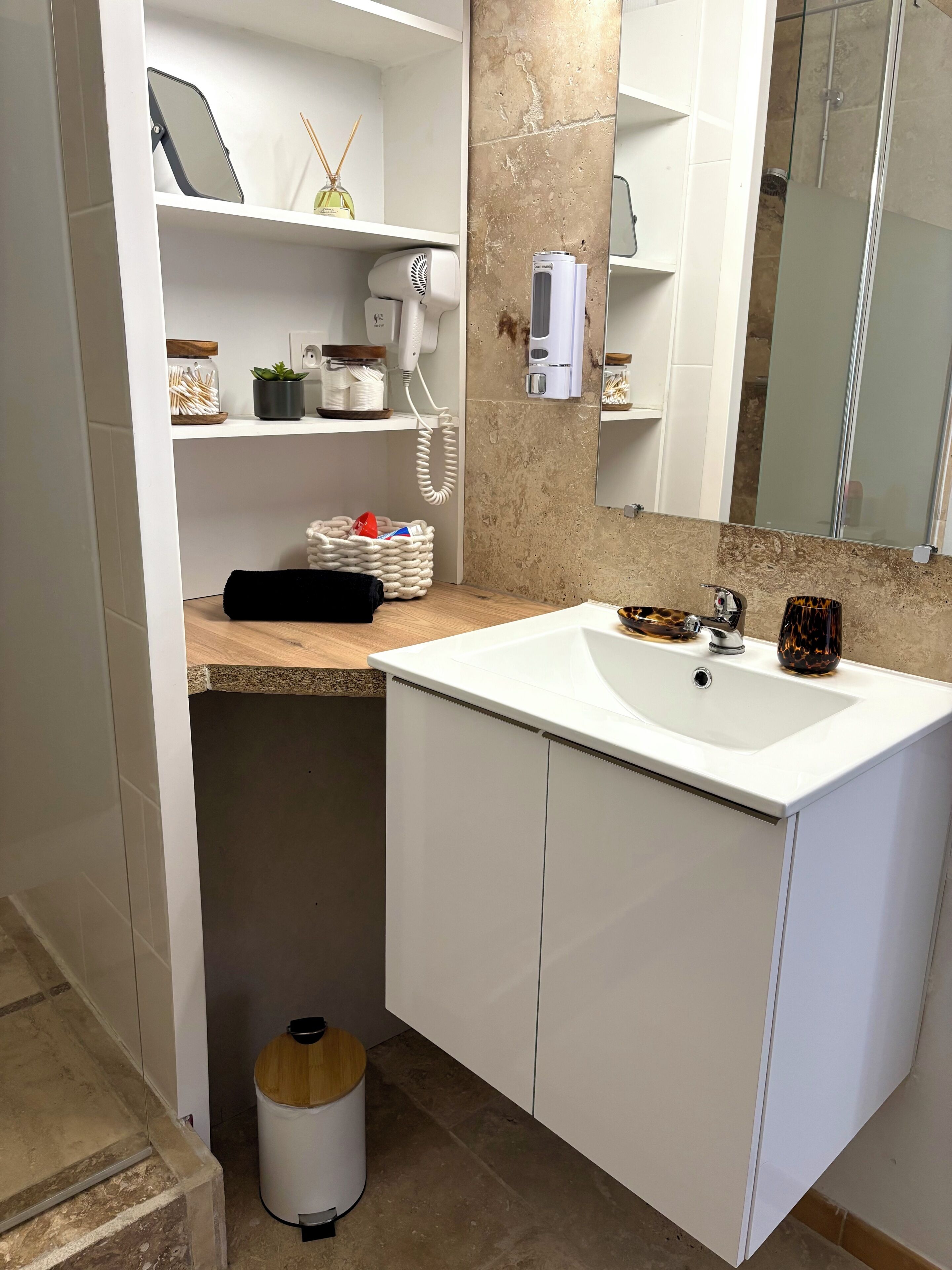 Een douche, een haardroger, handdoeken, zeep