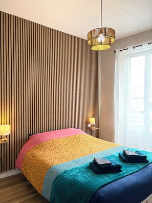 Tabla de planchar con plancha, wifi gratis, ropa de cama