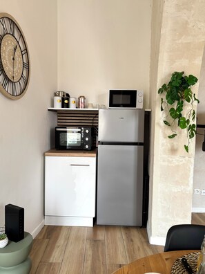 Frigorífico, microondas, horno y placa de cocina
