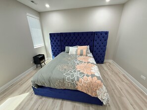Iron/ironing board, WiFi, bed sheets - Luxury New Construction Condo - Chicago Living at Its Finest (Chicago)