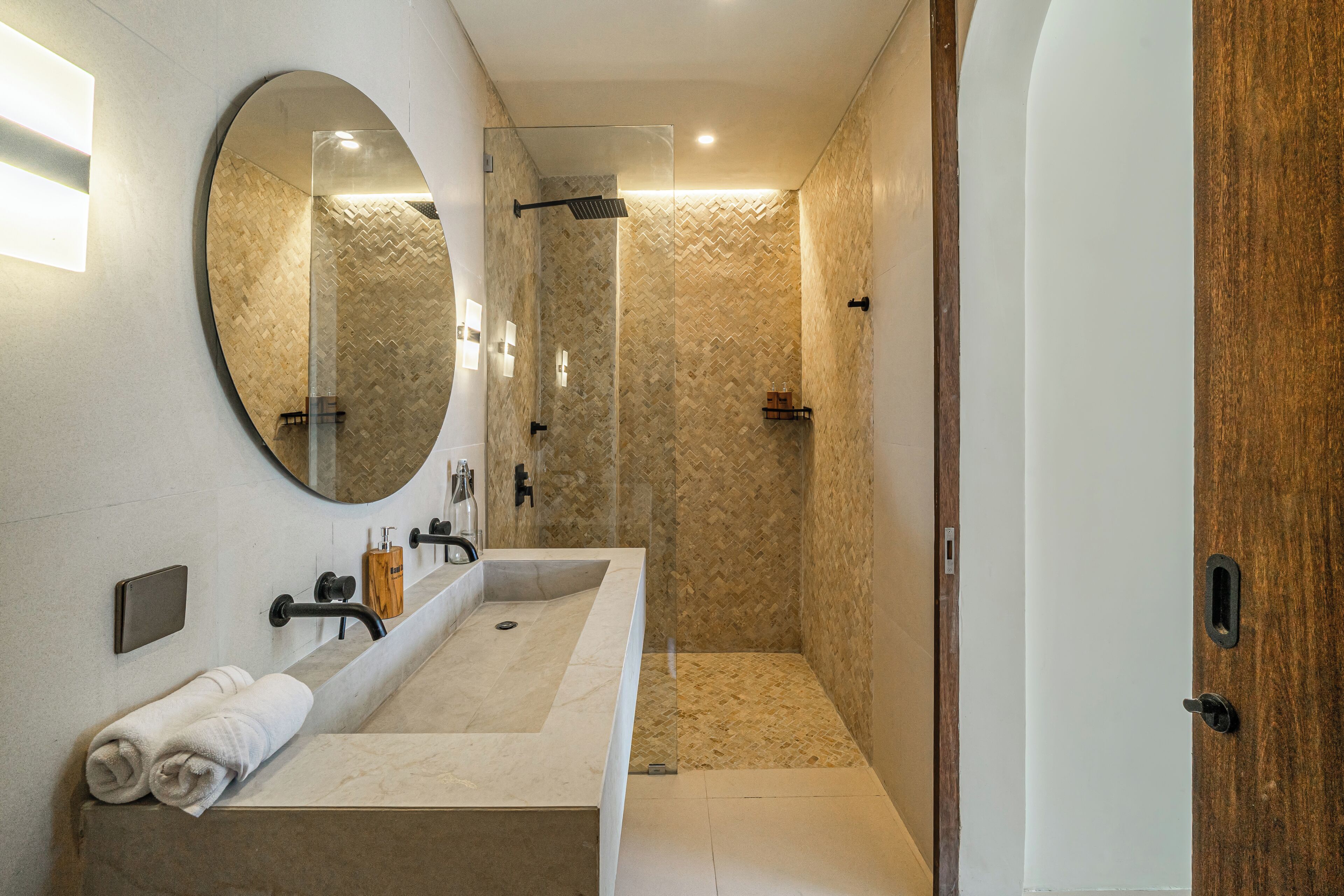 Classic Villa | Bathroom | Shower, free toiletries, hair dryer, towels