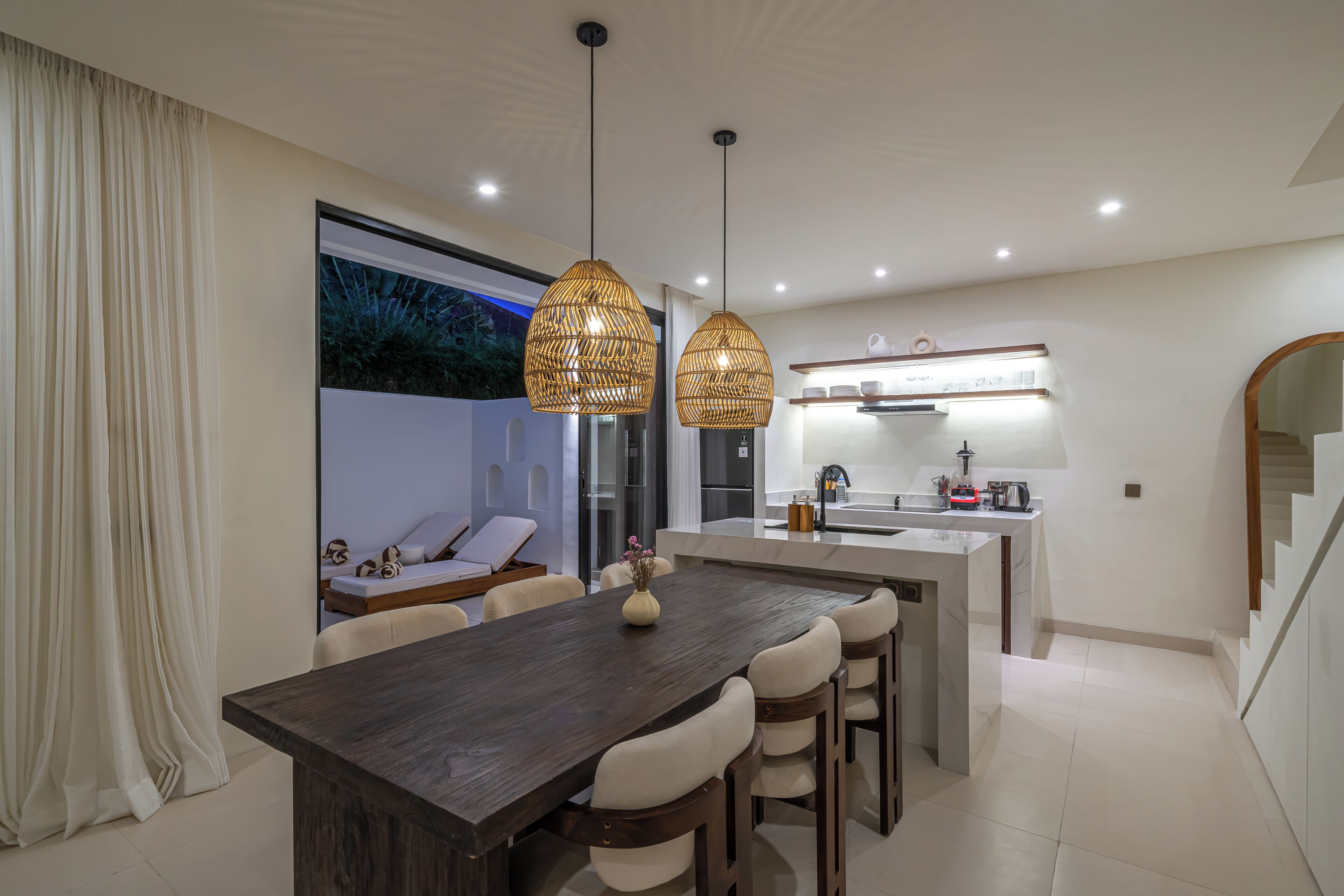 Luxe villa | Privékeuken | Een koelkast/vriezer, een kookplaat, een broodrooster