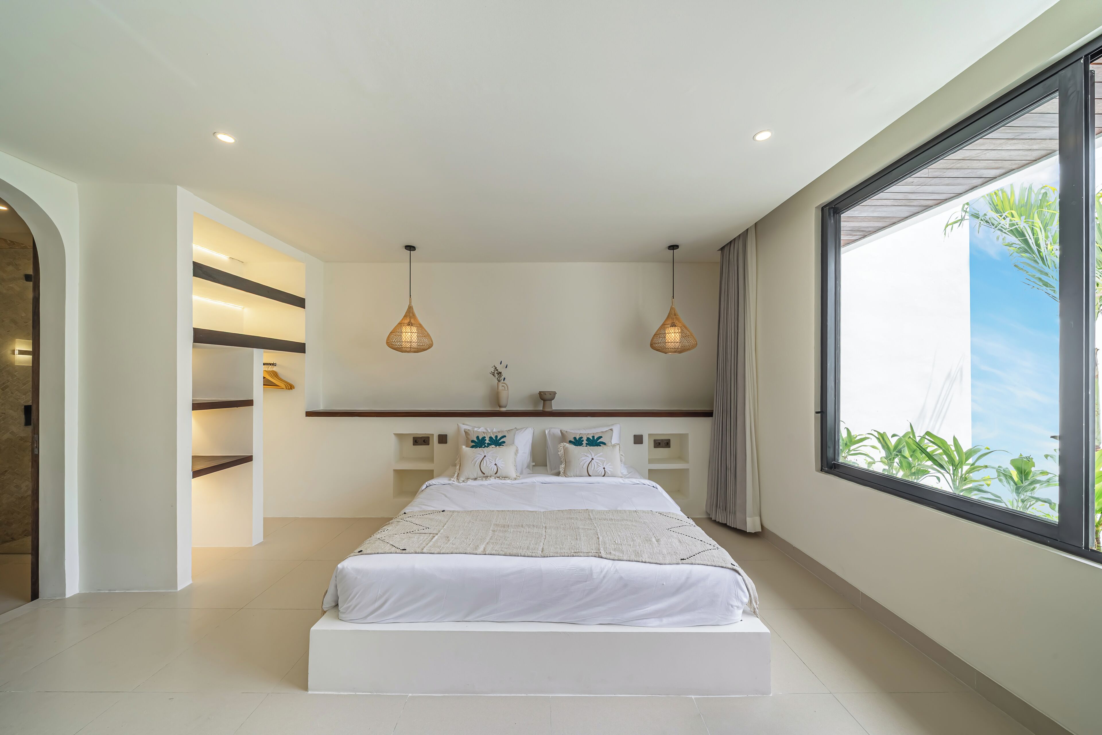 Ropa de cama de alta calidad y caja de seguridad en la habitación 