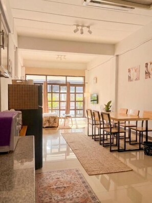 Vila básica, vista para a cidade | Opções para refeição
