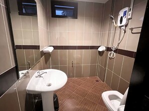 Vila básica, vista para a cidade | Banheiro | Produtos de toalete grátis, secador de cabelo, chinelos 