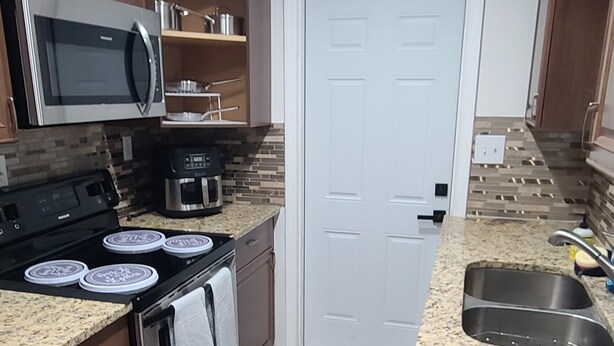 Wasserkocher mit Kaffee-/Teezubehör, Kühlschrank, Mikrowelle, Ofen