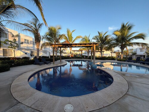 Almarena Beach House / Heated Swimming Pool