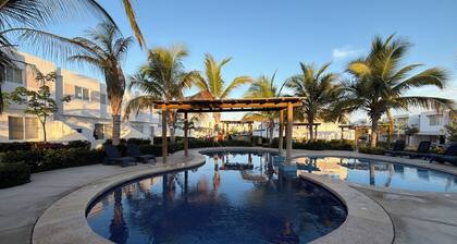 Almarena Beach House / Heated Swimming Pool