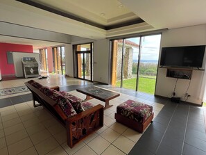 Interior - Overlooking the ocean of Miyako Island, ocean view, 5-minute walk to the beach, villa for rent, max. 12 persons (宮古島市)