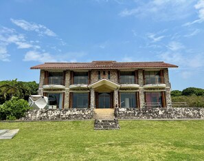 Exterior - Overlooking the ocean of Miyako Island, ocean view, 5-minute walk to the beach, villa for rent, max. 12 persons (宮古島市)