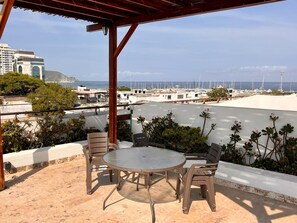 Outdoor dining - Designer apartment with pool and private balcony (Santa Marta)