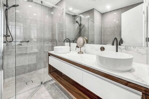 Douche, sèche-cheveux, serviettes fournies, shampoing