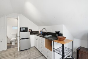 Réfrigérateur, micro-ondes, plaque de cuisson, cafetière/bouilloire