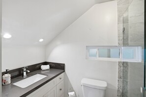 Douche, sèche-cheveux, serviettes fournies, savon