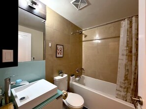 Familien-Suite, Balkon, eingeschränkter Seeblick | Badezimmer | Dusche, Haartrockner, Handtücher, Seife
