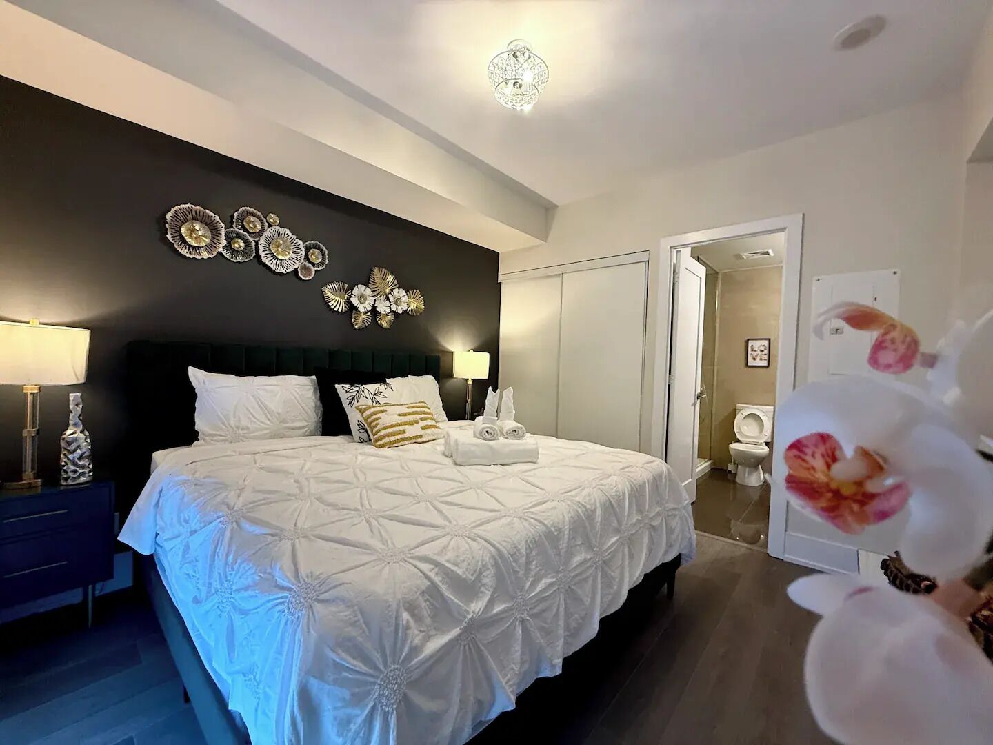 Familien-Suite, Balkon, eingeschränkter Seeblick | Laptopgeeigneter Arbeitsplatz, Verdunkelungsvorhänge