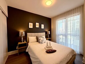 Familien-Suite, Balkon, eingeschränkter Seeblick | Laptopgeeigneter Arbeitsplatz, Verdunkelungsvorhänge