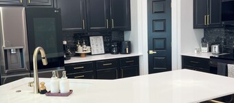 The Stone House / near ACHE and Ft Chaffee / sleeps 9 / King bed / garage