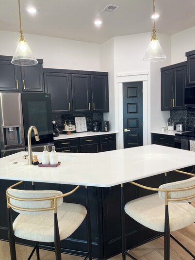 The Stone House / near ACHE and Ft Chaffee / sleeps 9 / King bed / garage