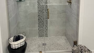 Dusche, Haartrockner, Handtücher, Seife