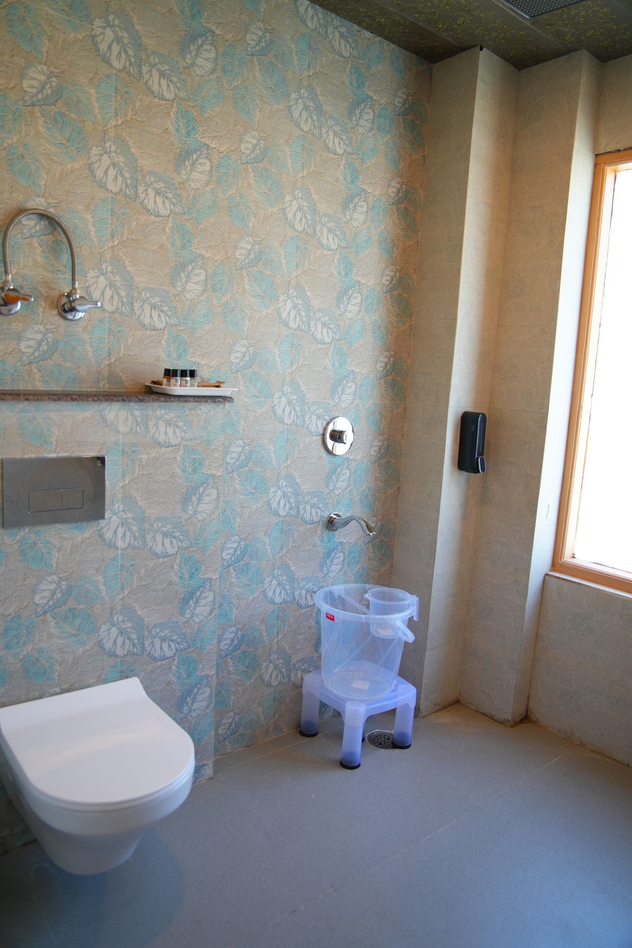 Un baño con inodoro, ducha, lavabo y ventana.