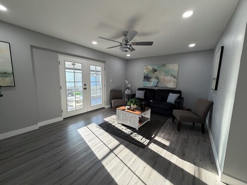 3-bedroom 2 bathroom house in wonderful central Phoenix + sunroom/pool table