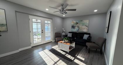 3-bedroom 2 bathroom house in wonderful central Phoenix + sunroom/pool table