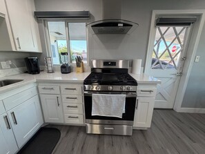 Private kitchen - 3-bedroom 2 bathroom house in wonderful central Phoenix + sunroom/pool table (Phoenix)