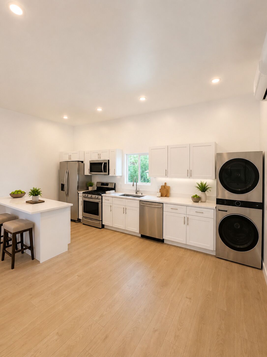 Réfrigérateur, four à micro-ondes, un four, surface de cuisson