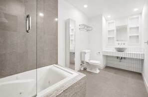 Dusche, Whirlpool, Haartrockner, Handtücher