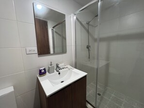 Shower, hair dryer, towels, soap - Bright High-Floor Apartment in Central Location At WorldWide (Panamá)
