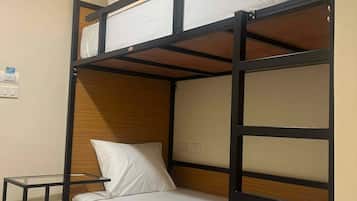 Standard Twin Room | Desk, laptop workspace, free WiFi