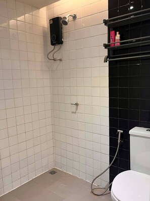 Bathroom - EAIN WORKplusSTAY (Krung Thep Maha Nakhon)