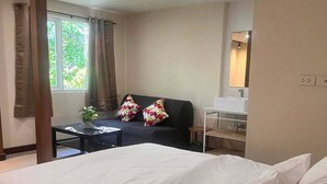 Desk, laptop workspace, WiFi (free) - EAIN WORKplusSTAY (Bangkok)