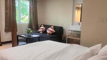 Studio Suite, City View | Desk, laptop workspace, free WiFi