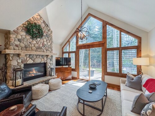 Ski-In/Ski-Out, Luxury, Ground Level Townhome in Arrowhead - Beaver Creek
