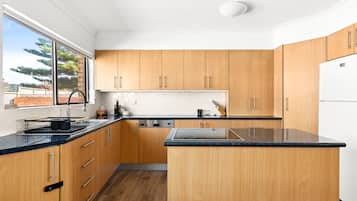 Apartamento | Cozinha privada | Talheres/pratos/utensílios de cozinha