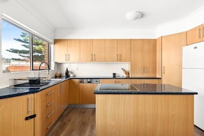 Apartment | Private kitchen | Cookware/dishes/utensils - Oceanview 3-bedroom Apartment in Kiama (Kiama)