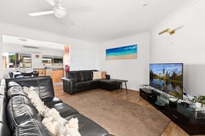 Apartment | Living area - Oceanview 3-bedroom Apartment in Kiama (Kiama)