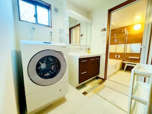 ห้องน้ำ | ไดร์เป่าผม, รองเท้าสวมภายในห้อง, ผ้าเช็ดตัว, สบู่