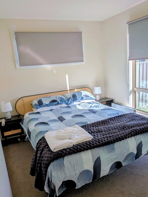 2 habitaciones, tabla de planchar con plancha, wifi y ropa de cama