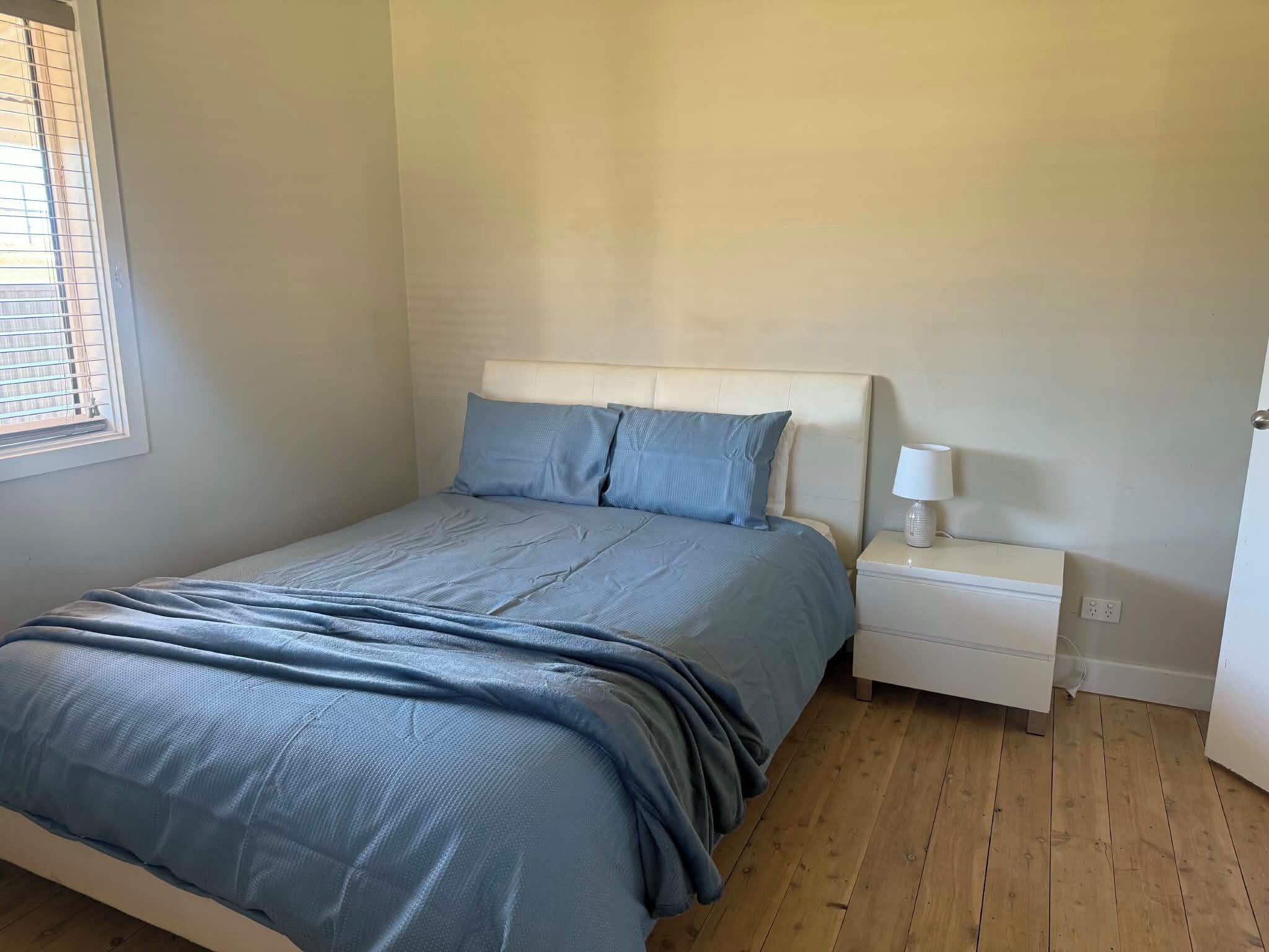 Tabla de planchar con plancha, wifi y ropa de cama 