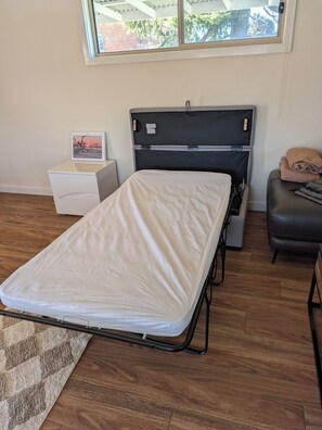 2 bedrooms, iron/ironing board, WiFi, bed sheets - Cozy country retreat (Blayney)